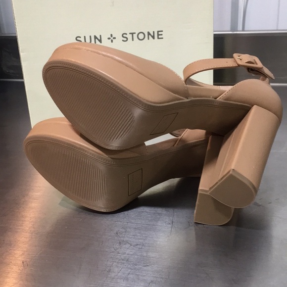 New WB Woman’s Sun + Stone High Heel - Picture 4 of 5
